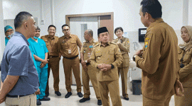 Gubernur Jambi Al Haris turun langsung ke RSUD Raden Mattaher untuk memastikan kesiapan rumah sakit menjalankan operasi bedah jantung pertama di Provinsi Jambi, Senin 27 Oktober 2025 (Dok Istimewa)