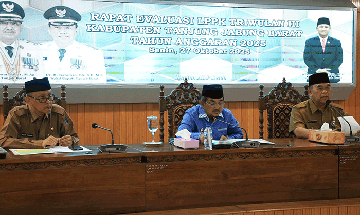 Foto : Foto : Bupati Anwar sadat Rapat Evaluasi trwulan III (Dok Pemkab Tanjab Barat)