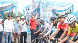 Foto : Lomba Balap Sepeda Criterium 2025 yang dibuka oleh Wakil Bupati Muaro Jambi, Junaidi H. Mahir, dalam rangka memperingati HUT ke-26 Kabupaten Muaro Jambi. (Dok : Pemkab Muaro Jambi)