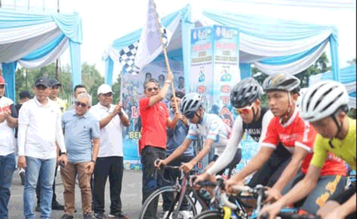 Foto : Lomba Balap Sepeda Criterium 2025 yang dibuka oleh Wakil Bupati Muaro Jambi, Junaidi H. Mahir, dalam rangka memperingati HUT ke-26 Kabupaten Muaro Jambi. (Dok : Pemkab Muaro Jambi)