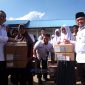 Foto : Bupati Muaro Jambi, Dr. Bambang Bayu Suseno, bersama Gubernur Jambi, Al Haris, menyerahkan langsung bantuan program Dumisake Pendidikan kepada 466 siswa kurang mampu di Lapangan SMA Negeri 3 Desa Sebapo, Kecamatan Mestong, Rabu 29 Oktober 2025 (Dok Pemkab Muaro Jambi)