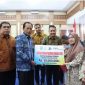Foto : Walikota Sungai penuh Alfin Menyerahkan Secara Simbolik Bantuan bedah Rumah BSPS (Dok : Humas & Protoko Setda Sungai Penuh)