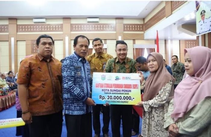 Foto : Walikota Sungai penuh Alfin Menyerahkan Secara Simbolik Bantuan bedah Rumah BSPS (Dok : Humas & Protoko Setda Sungai Penuh)