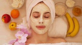 Foto : Ilustrasi Kolase Buah dan Seorang Wanita Sedang Memakai masker wajah (Dok Alodokter)