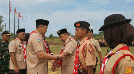 Foto : Bupati Merangin M. Syukur membuka Jambore Cabang Kwartir Cabang (Kwarcab) Pramuka Kabupaten Merangin ke-IX Tahun 2025 di Bumi Perkemahan Sungai Ulak, Senin 27 Oktober 2025 (Dok : Diskominfo Merangin)