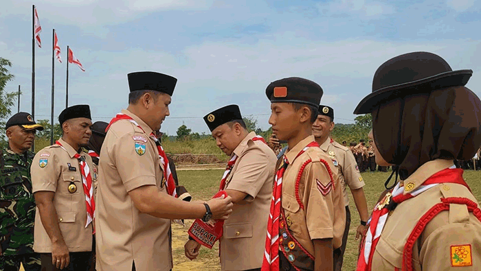 Foto : Bupati Merangin M. Syukur membuka Jambore Cabang Kwartir Cabang (Kwarcab) Pramuka Kabupaten Merangin ke-IX Tahun 2025 di Bumi Perkemahan Sungai Ulak, Senin 27 Oktober 2025 (Dok : Diskominfo Merangin)