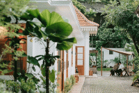 Foto : Rumah Cikini 82 kini tak lagi tampak usang. Sejak direstorasi tahun lalu, bangunan bergaya kolonial di kawasan Menteng, Jakarta Pusat, ini kembali menarik perhatian.(DOK. Instagram @cikini_82)

