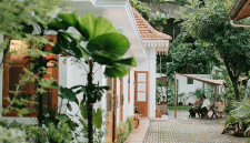 Foto : Rumah Cikini 82 kini tak lagi tampak usang. Sejak direstorasi tahun lalu, bangunan bergaya kolonial di kawasan Menteng, Jakarta Pusat, ini kembali menarik perhatian.(DOK. Instagram @cikini_82)

