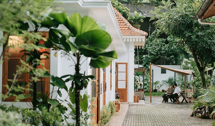 Foto : Rumah Cikini 82 kini tak lagi tampak usang. Sejak direstorasi tahun lalu, bangunan bergaya kolonial di kawasan Menteng, Jakarta Pusat, ini kembali menarik perhatian.(DOK. Instagram @cikini_82)

