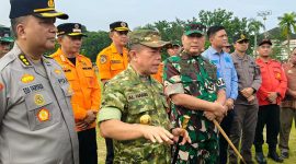 Foto : Gubernur Jambi Al Haris bersama Pangdam XX/TIB Mayjen TNI Arief Gajah Mada usai Apel Gelar Kesiapsiagaan Latihan Lapangan Gulbencal Karhutla (Dok : Pariwarajambi.com)