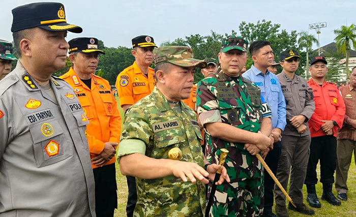 Foto : Gubernur Jambi Al Haris bersama Pangdam XX/TIB Mayjen TNI Arief Gajah Mada usai Apel Gelar Kesiapsiagaan Latihan Lapangan Gulbencal Karhutla (Dok : Pariwarajambi.com)