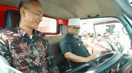 Gubernur Bengkulu Helmi Hasan menyerahkan 102 unit bak arm roll (kontainer sampah) dan 2 unit truk arm roll kepada pemerintah kabupaten/kota di seluruh Provinsi Bengkulu,Senin 27 Oktober 2025 (Dok Media Centre Pemprov) Bengkulu