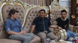 Wakil Bupati Katamso, Smenerima kunjungan Head of Staple Fibre Technologies Aachen University, Jerman, Justin Kuhn, bersama Ketua Bidang Pemasaran Dewan Roemah Kelapa Indonesia (RoeKI), Galih Batara Muda, di Rumah Dinas Wakil Bupati, Senin malam  27 Oktober 2025 (Dok : Pemkab Tanung Jabung Barat)