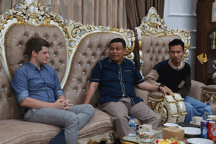 Wakil Bupati Katamso, Smenerima kunjungan Head of Staple Fibre Technologies Aachen University, Jerman, Justin Kuhn, bersama Ketua Bidang Pemasaran Dewan Roemah Kelapa Indonesia (RoeKI), Galih Batara Muda, di Rumah Dinas Wakil Bupati, Senin malam  27 Oktober 2025 (Dok : Pemkab Tanung Jabung Barat)