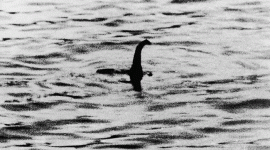Foto : Ilustrasi Gambar monster paling terkenal muncul pada tahun 1934 di puncak kegilaan Nessie, namun foto tersebut kemudian terungkap sebagai tipuan (Dok istimewa)