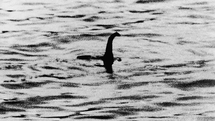 Foto : Ilustrasi Gambar monster paling terkenal muncul pada tahun 1934 di puncak kegilaan Nessie, namun foto tersebut kemudian terungkap sebagai tipuan (Dok istimewa)