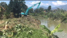 Foto : Excavator Pemkot Sungai Penuh Sedang Bekerja Mengeruk Sungai (Dok Humas & Protokol Setda Sungai Penuh)