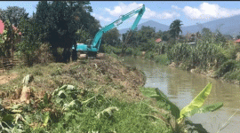 Foto : Excavator Pemkot Sungai Penuh Sedang Bekerja Mengeruk Sungai (Dok Humas & Protokol Setda Sungai Penuh)