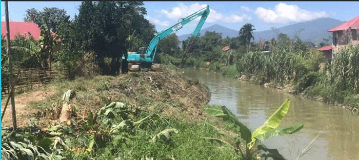 Foto : Excavator Pemkot Sungai Penuh Sedang Bekerja Mengeruk Sungai (Dok Humas & Protokol Setda Sungai Penuh)