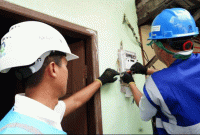 Foto : ilustrasi Petugas PLN Mengecek Meteran Rumah (Dok Istimewa)