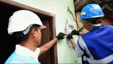 Foto : ilustrasi Petugas PLN Mengecek Meteran Rumah (Dok Istimewa)