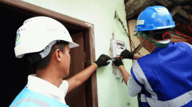 Foto : ilustrasi Petugas PLN Mengecek Meteran Rumah (Dok Istimewa)