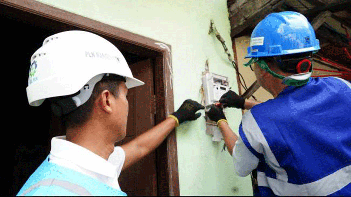 Foto : ilustrasi Petugas PLN Mengecek Meteran Rumah (Dok Istimewa)