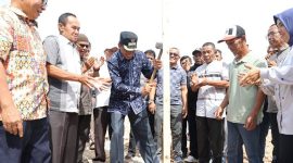 Foto : Wakil Walikota Azhar Hamzah dan Pemangku Adat Memasang Tonggak Pertama Pasar Sungai Penuh (Dok : trendsatu.com)
