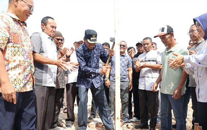 Foto : Wakil Walikota Azhar Hamzah dan Pemangku Adat Memasang Tonggak Pertama Pasar Sungai Penuh (Dok : trendsatu.com)