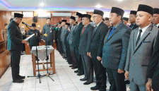 Foto : Sekretaris Daerah (Sekda) Tanjung Jabung Barat, Hermansyah, S.STP., M.M., melantik dan mengambil sumpah 52 pejabat administrator, pengawas, dan fungsional di lingkungan Pemerintah Kabupaten Tanjung Jabung Barat. Pelantikan berlangsung di Aula Pola Utama Kantor Bupati, Selasa 21 Oktober 2025 (Dok Prokopim Tanjung Jabung Barat)