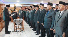 Foto : Sekretaris Daerah (Sekda) Tanjung Jabung Barat, Hermansyah, S.STP., M.M., melantik dan mengambil sumpah 52 pejabat administrator, pengawas, dan fungsional di lingkungan Pemerintah Kabupaten Tanjung Jabung Barat. Pelantikan berlangsung di Aula Pola Utama Kantor Bupati, Selasa 21 Oktober 2025 (Dok Prokopim Tanjung Jabung Barat)