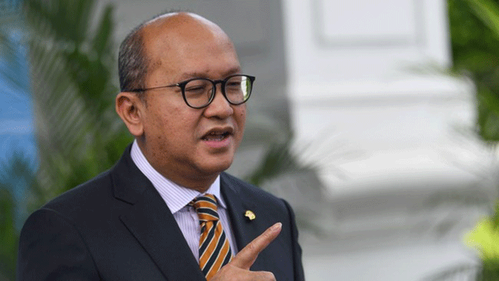 Foto : Menteri Investasi dan Hilirisasi Rosan Roeslani merespons klaim Ketua DEN Luhut Binsar Pandjaitan perihal Keppres untuk menyelesaikan utang kereta cepat Whoosh. (Dok : ANTARA FOTO/ADITYA PRADANA PUTRA)