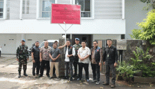 Foto : Kejaksaan Agung (Kejagung) menyita satu bidang tanah beserta bangunan yang diduga terkait tindak pidana pencucian uang (TPPU) dalam perkara dugaan korupsi tata kelola minyak mentah dan produk kilang pada PT Pertamina (Persero) Sub Holding dan Kontraktor Kontrak Kerja Sama (KKKS) tahun 2012–2023 dengan tersangka Mohammad Riza Chalid (MRC). Aset yang disita berupa tanah seluas 557 meter persegi berikut bangunan yang berdiri di atasnya. Lokasi aset itu berada di Jalan Hang Lekir XI Blok H/2, Kelurahan Gunung, Kebayoran Baru, Jakarta Selatan, Daerah Khusus Jakarta.( Dok : PUSPEN KEJAGUNG)