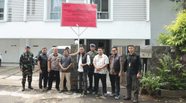 Foto : Kejaksaan Agung (Kejagung) menyita satu bidang tanah beserta bangunan yang diduga terkait tindak pidana pencucian uang (TPPU) dalam perkara dugaan korupsi tata kelola minyak mentah dan produk kilang pada PT Pertamina (Persero) Sub Holding dan Kontraktor Kontrak Kerja Sama (KKKS) tahun 2012–2023 dengan tersangka Mohammad Riza Chalid (MRC). Aset yang disita berupa tanah seluas 557 meter persegi berikut bangunan yang berdiri di atasnya. Lokasi aset itu berada di Jalan Hang Lekir XI Blok H/2, Kelurahan Gunung, Kebayoran Baru, Jakarta Selatan, Daerah Khusus Jakarta.( Dok : PUSPEN KEJAGUNG)