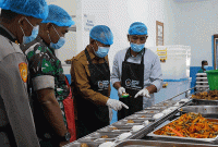 Foto : Wakil Bupati Merangin H. Abdul Khafidh Melihat Dapur SPPG Nalo Tatan 1 Senin 27 Oktober 2025 (Dok Diskominfo Merangin)