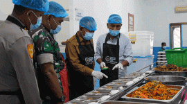 Foto : Wakil Bupati Merangin H. Abdul Khafidh Melihat Dapur SPPG Nalo Tatan 1 Senin 27 Oktober 2025 (Dok Diskominfo Merangin)