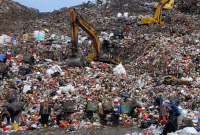 Foto: Tempat Pengelolaan Sampah Terpadu (TPST) Bantar Gebang, di Bekasi, Jawa Barat, Jumat (14/6/2024). (CNBC Indonesia)