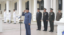 Foto : Bupati Tanjung Jabung Barat, Drs. H. Anwar Sadat, M.Ag., memimpin langsung upacara peringatan Hari Sumpah Pemuda ke-97 di halaman Kantor Bupati, Selasa 28 Oktober 2025 (Dok : Pemkab Tanjung Jabung Barat)