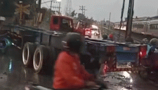 Foto : Truk dan kereta api no 100 Harina relasi Bandung - Surabaya terlibat kecelakaan di perlintasan sebidang no 5 Kaligawe, Kota Semarang, Jawa Tengah pada Selasa 21 Oktober 2025 (Dok screenshot akun Instagram @infokejadian_genuk)