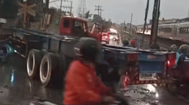 Foto : Truk dan kereta api no 100 Harina relasi Bandung - Surabaya terlibat kecelakaan di perlintasan sebidang no 5 Kaligawe, Kota Semarang, Jawa Tengah pada Selasa 21 Oktober 2025 (Dok screenshot akun Instagram @infokejadian_genuk)