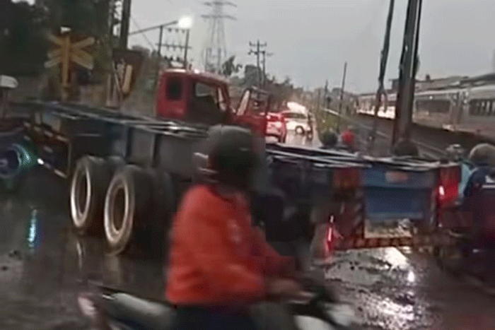 Foto : Truk dan kereta api no 100 Harina relasi Bandung - Surabaya terlibat kecelakaan di perlintasan sebidang no 5 Kaligawe, Kota Semarang, Jawa Tengah pada Selasa 21 Oktober 2025 (Dok screenshot akun Instagram @infokejadian_genuk)