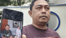 Foto : Dwi Purwanto, warga Kabupaten Pekalongan, korban dugaan penipuan seleksi taruna Akpol Semarang menunjukkan bukti pertemuan dengan para pelaku di Semarang. (Dok :ANTARA/I.C. Senjaya).