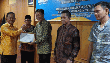 Foto : Khafid membuka rapat koordinasi Tim Pencegahan dan Percepatan Penurunan Stunting (TP3S) Kabupaten Merangin 2025 di Aula Depati Payung Bappeda, Kamis 23 Oktober 2025 (Dok : Diskominfo Merangin)