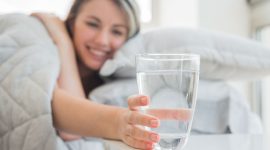 Foto : Ilustrasi Minum Air Hangat Saat perut Kosong (Sumber : Freepik)