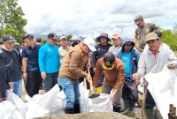 Foto : Walikota Sungai Penuh Gotong Royong Bangun Tanggul Darurat (Humas)
