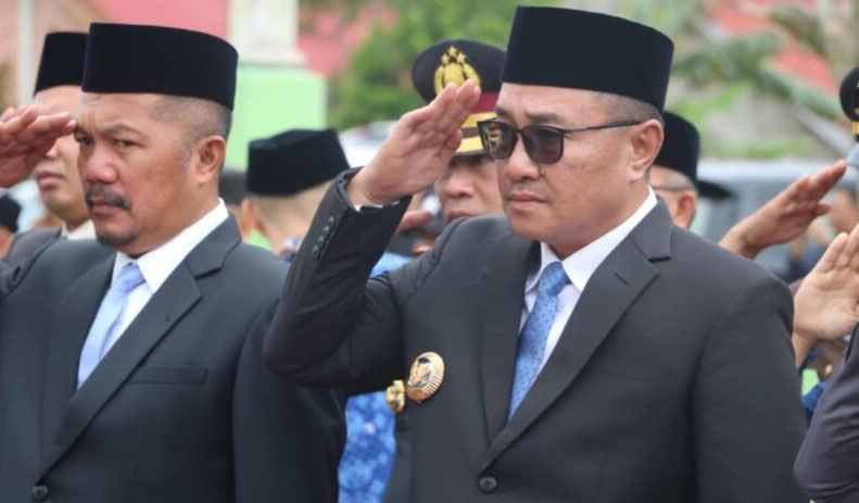 Foto : Wallikota Sungai Penuh,Alfin dan Buapti Kerinci Monadi Kompak Ziarah Ke Makam Pahlawan,Senin 10 November 2025 ( Sumber : Trendsatu)