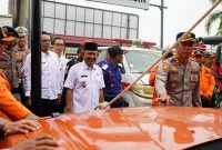 Foto : Wabub Khafied Mengecek Alat kesiagapan Bencana (Dok : Kominfo)