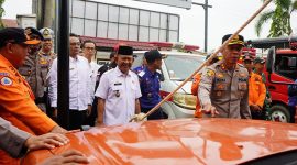 Foto : Wabub Khafied Mengecek Alat kesiagapan Bencana (Dok : Kominfo)