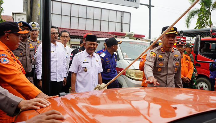 Foto : Wabub Khafied Mengecek Alat kesiagapan Bencana (Dok : Kominfo)