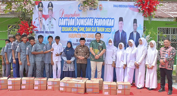 Foto : Penyerahan Bantuan Dumisake di Kabupaten Merangin Oleh Gubernur Al Haris (Dok Kominfo)